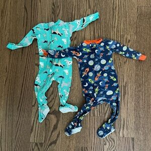 Carter’s footies 12M Space and Animal Print footie Set